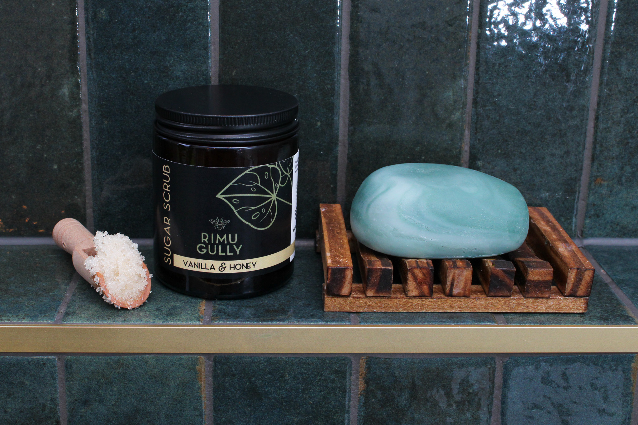 rimu-gully-sugar-scrub-soap-soapdish